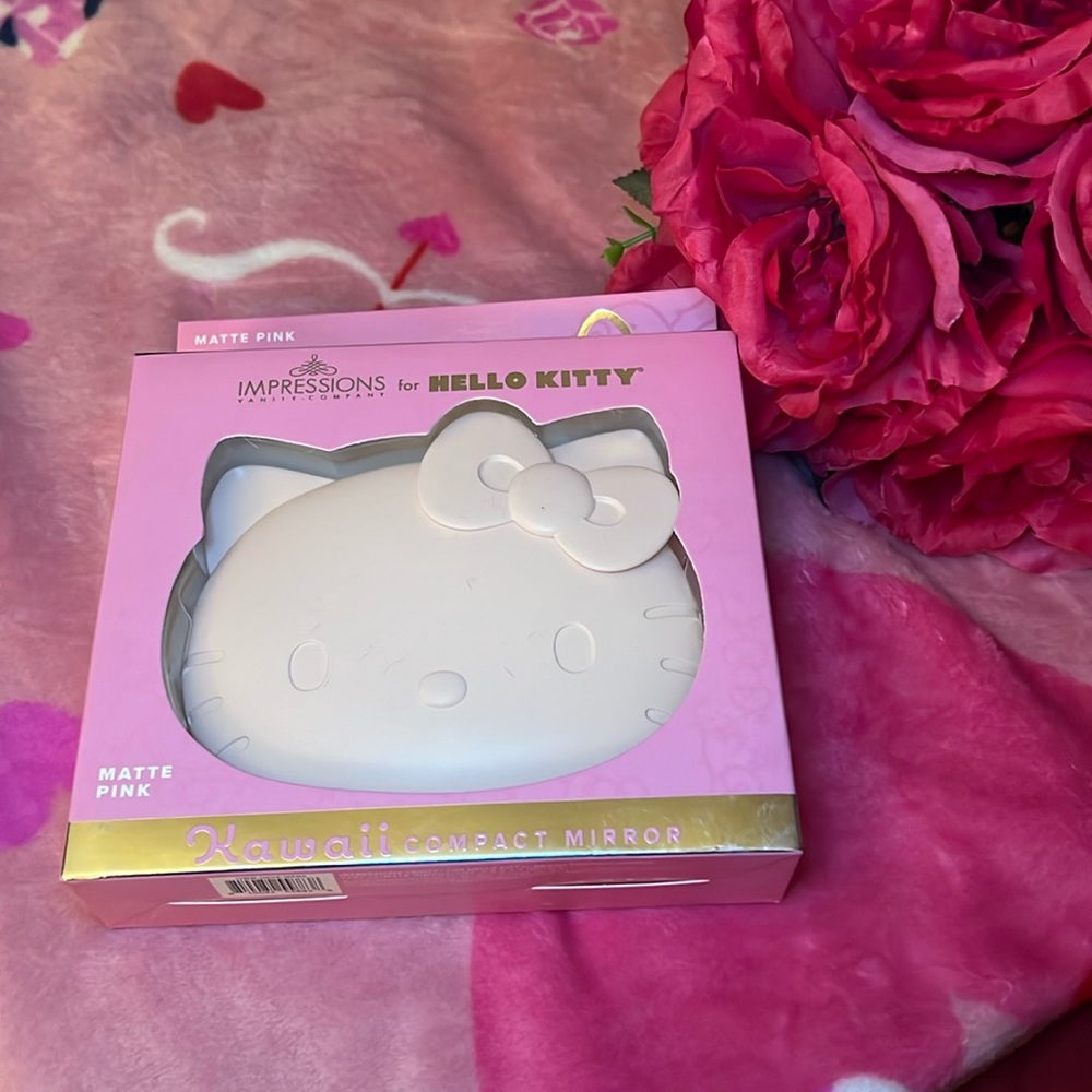Hello Kitty Compact Mirror in
Matte Pink NIB